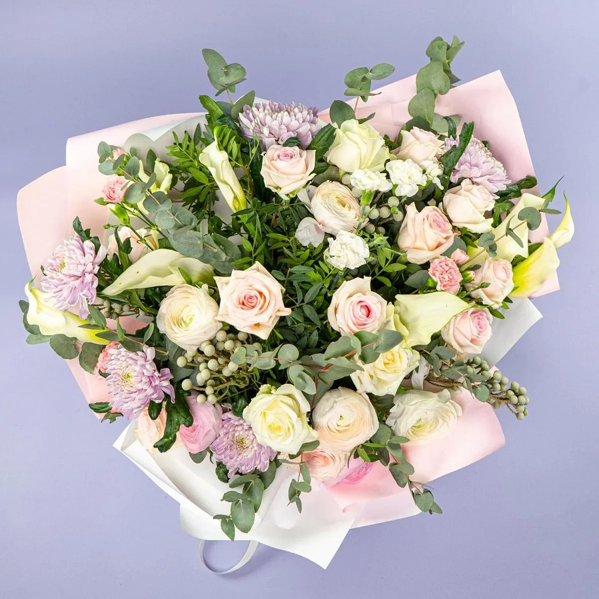 Букет из роз, ранункулюсов и хризантем