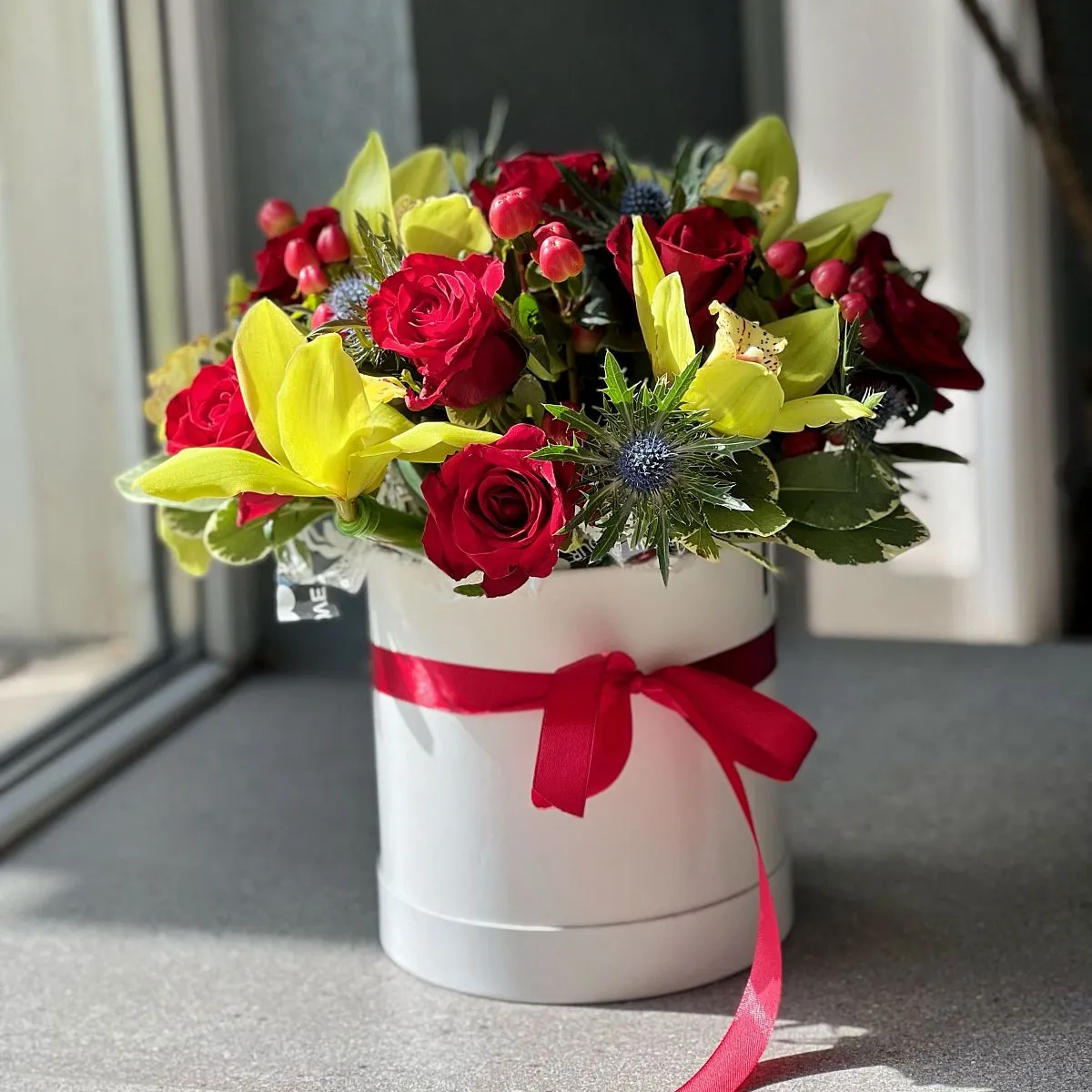 Розы, гиперикумы и эрингиумы в коробке