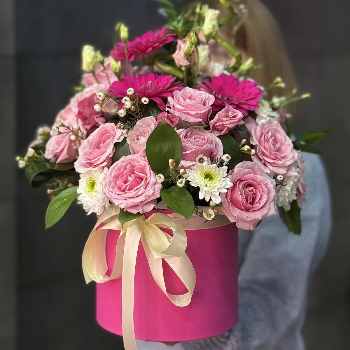 Хризантемы, розы и герберы в коробке