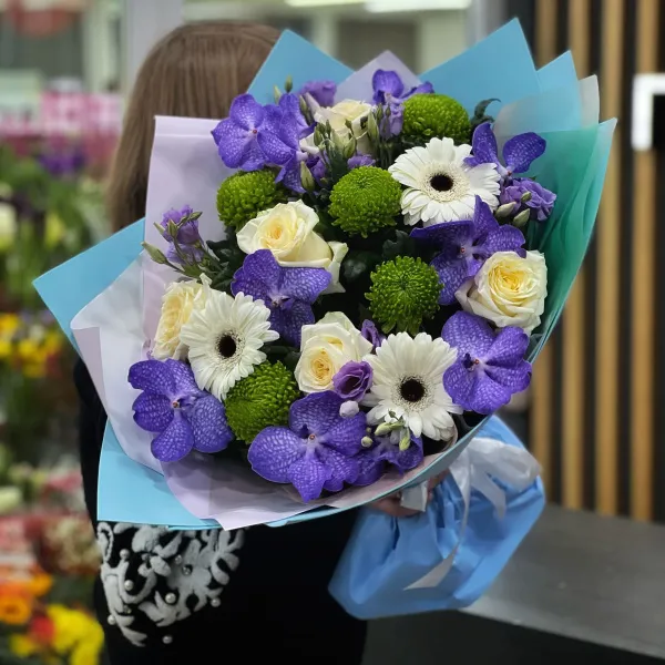 Букет из хризантем, роз и эустом