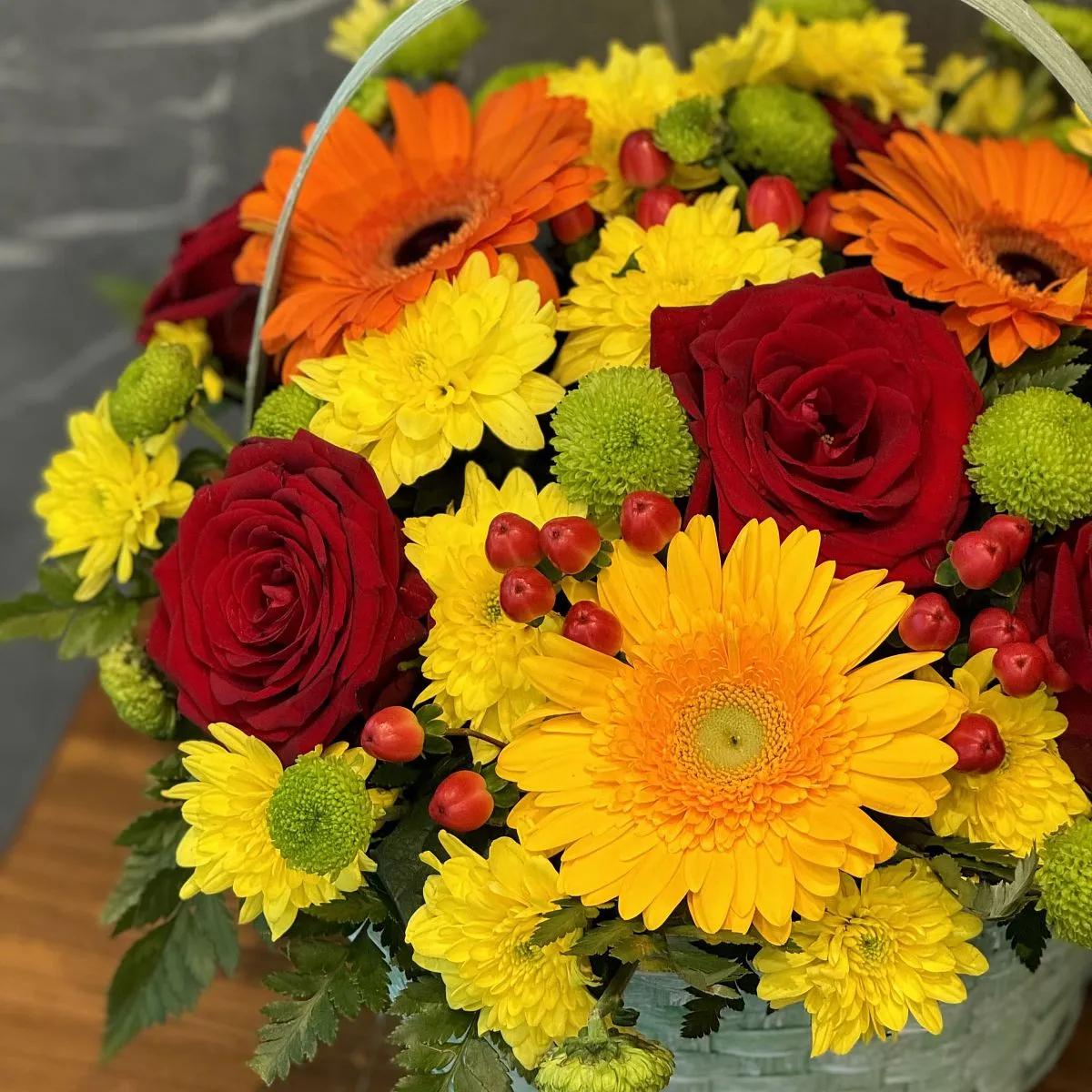 Розы, хризантемы и герберы в коробке