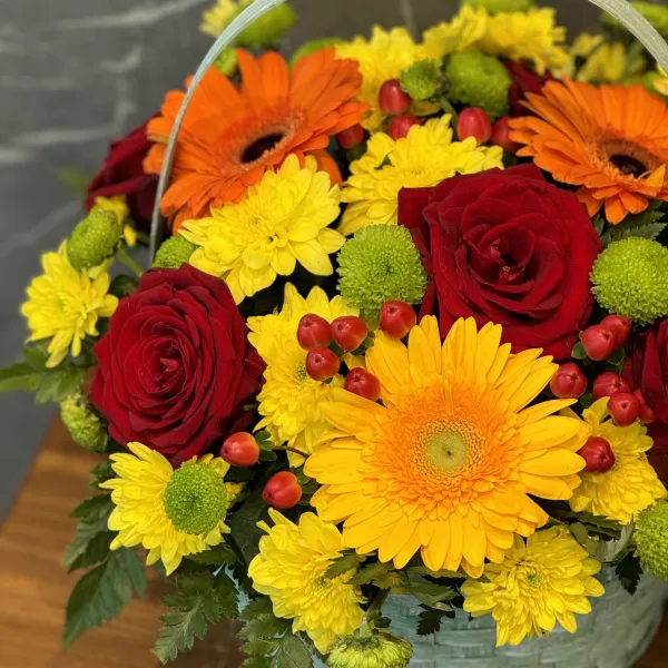 Розы, хризантемы и герберы в коробке