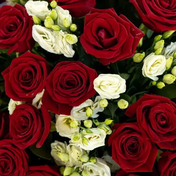 Букет из роз и белых эустом