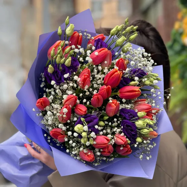 Огромный букет из 51 тюльпана