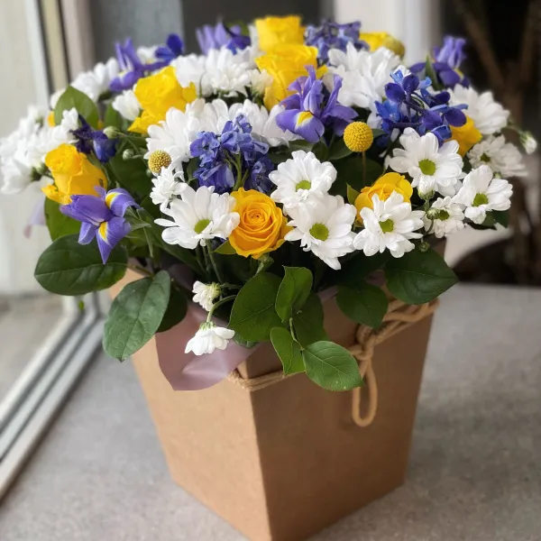 Розы, хризантемы и краспедии в коробке