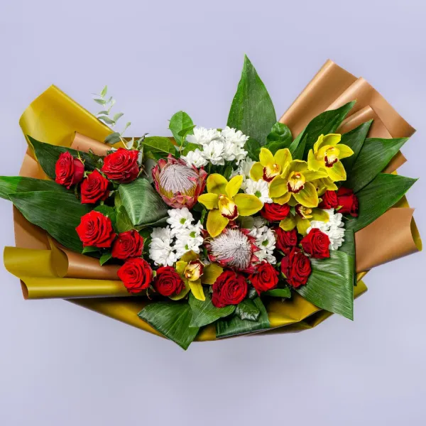 Букет из протей, орхидеи и алых роз