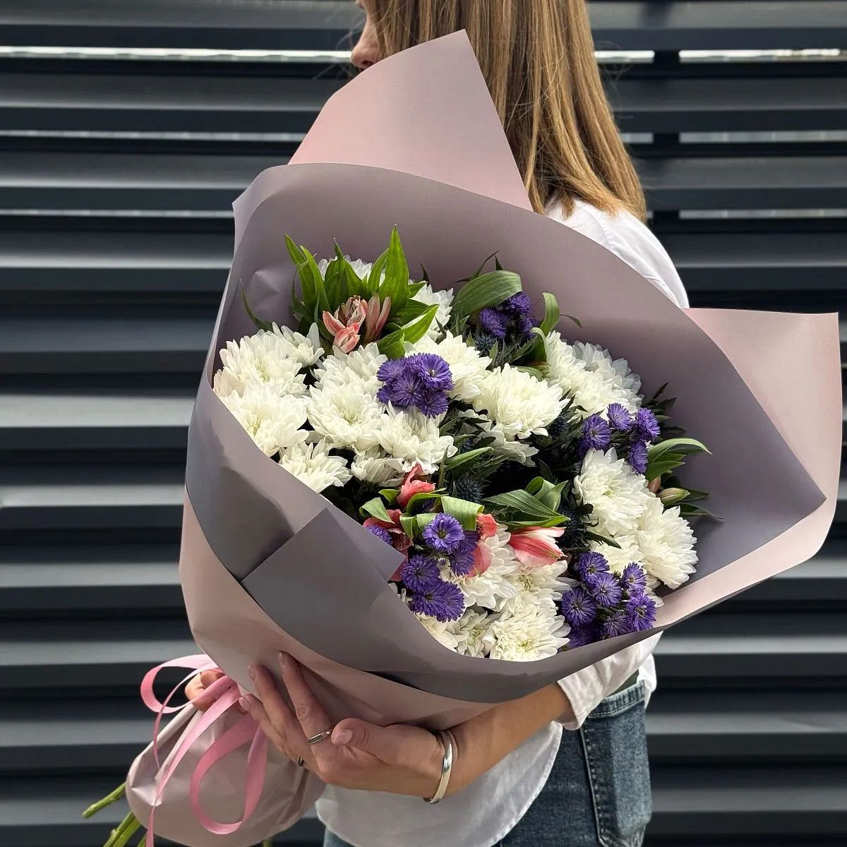 Букет хризантем, астер и альстромерии