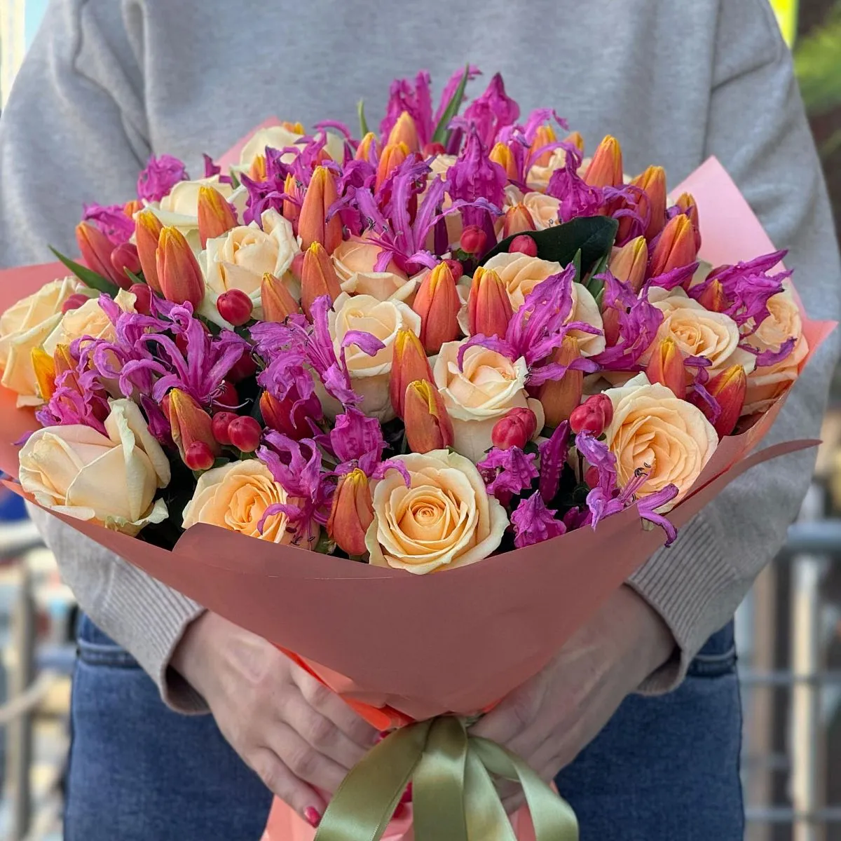 Огромный букет из 45 роз и 60 тюльпанов