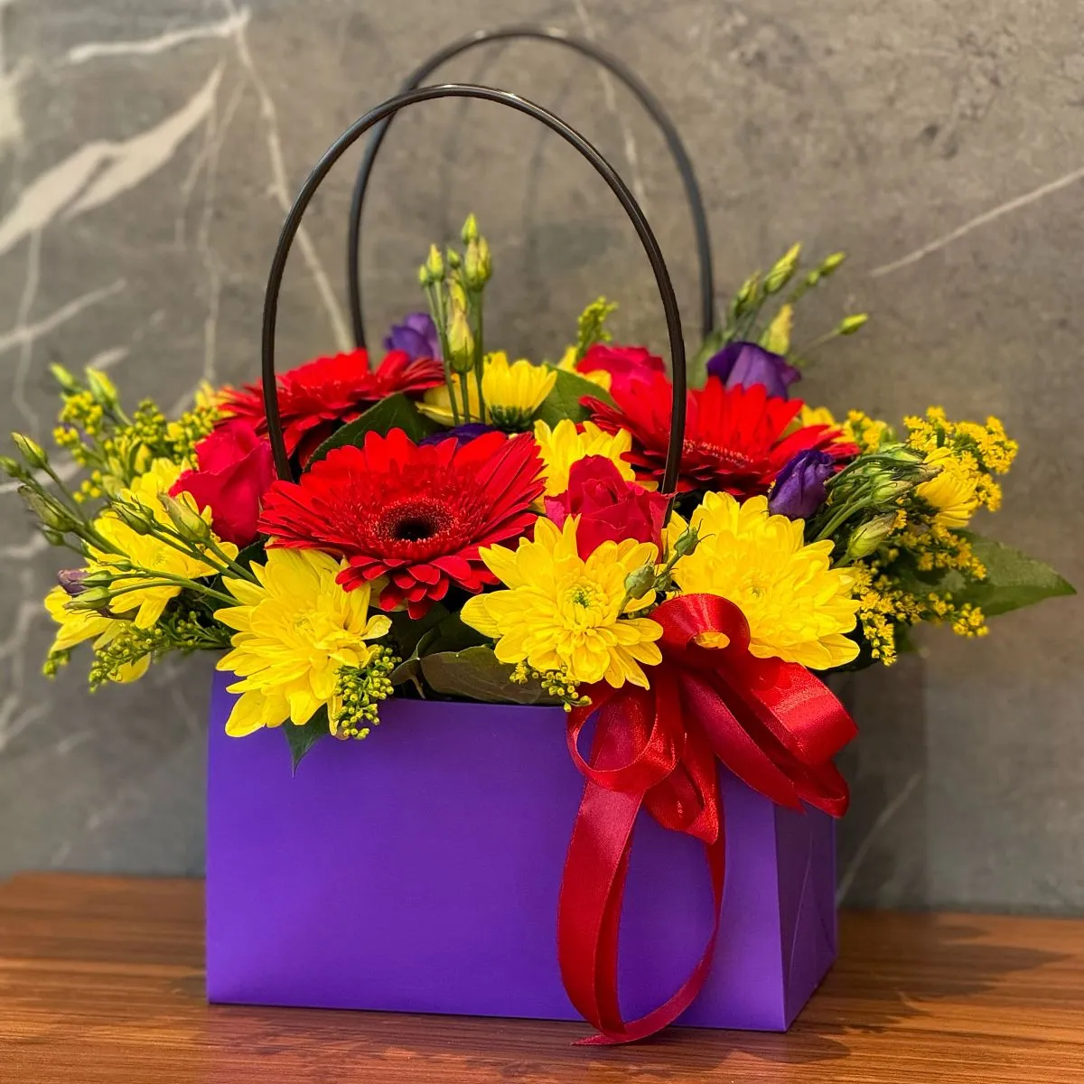 Розы, хризантемы и эустомы в коробке