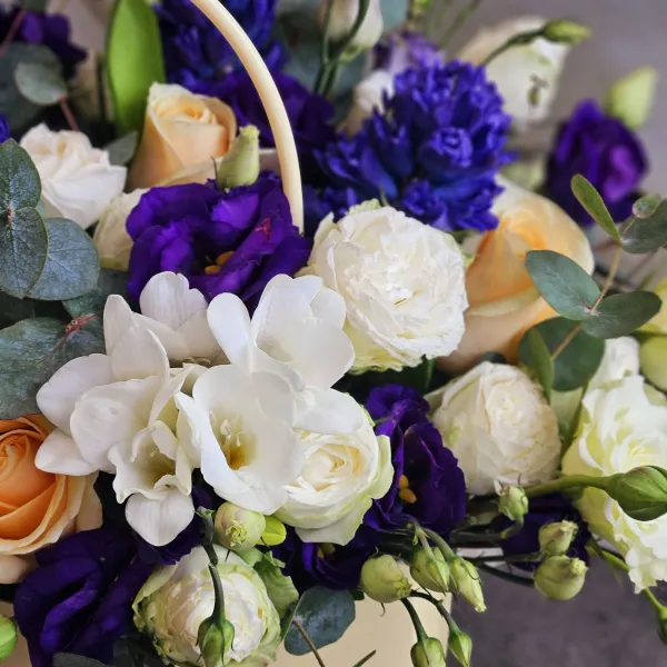 Розы, гиацинты и фрезии в коробке