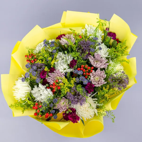 Букет из гвоздик и хризантем микс