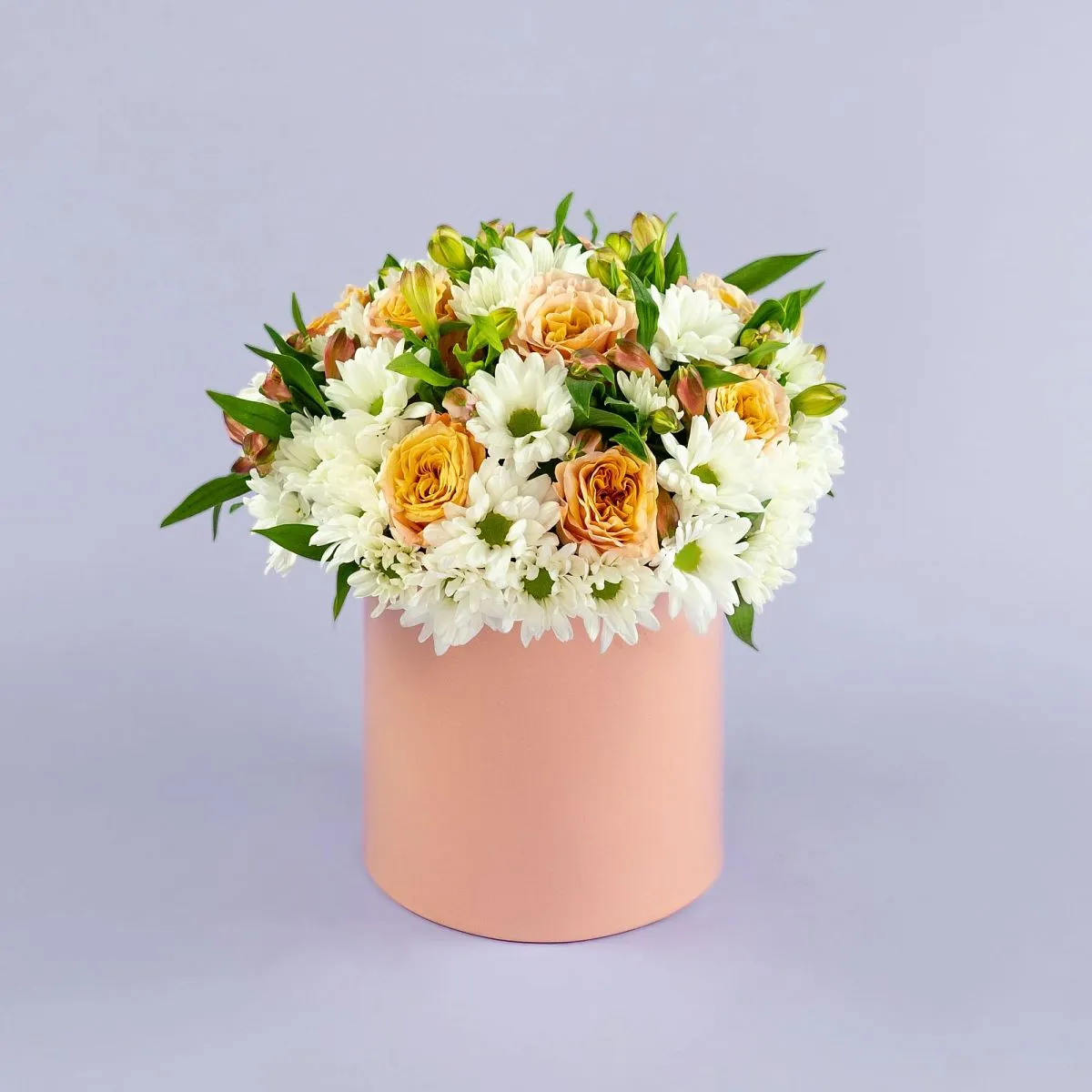 Розы и хризантемы в коробке