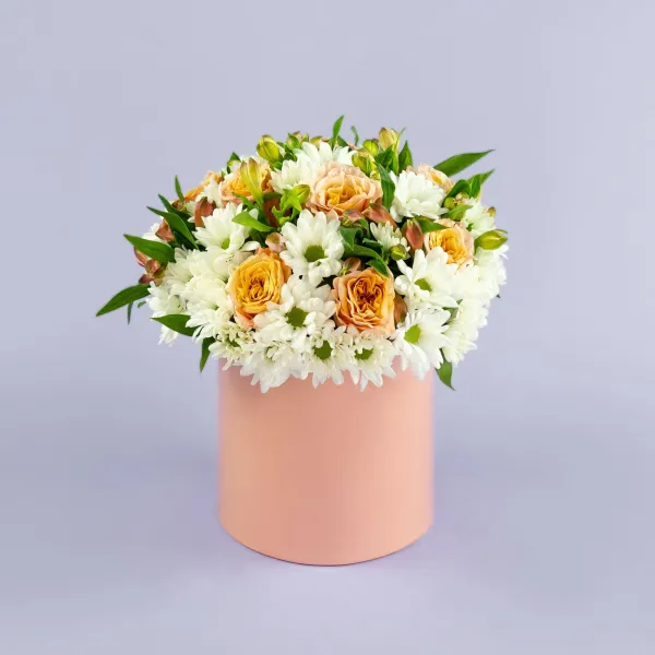Розы и хризантемы в коробке