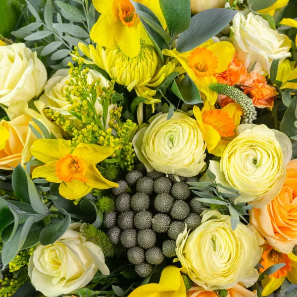 Букет из антуриума, роз и нарциссов