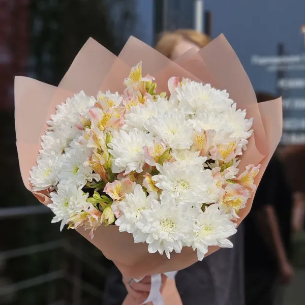 Букет из хризантем и альстромерий