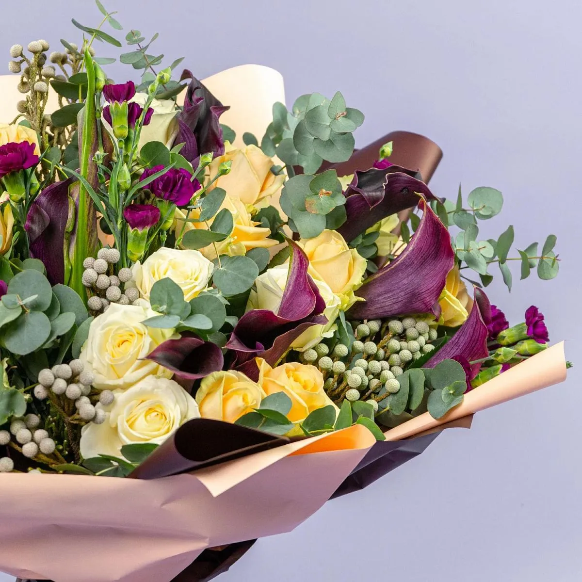 Букет из роз, калл и гвоздик