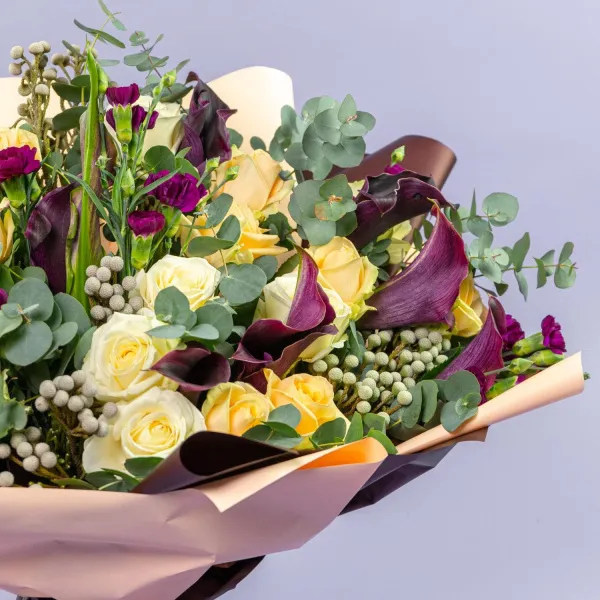 Букет из роз, калл и гвоздик