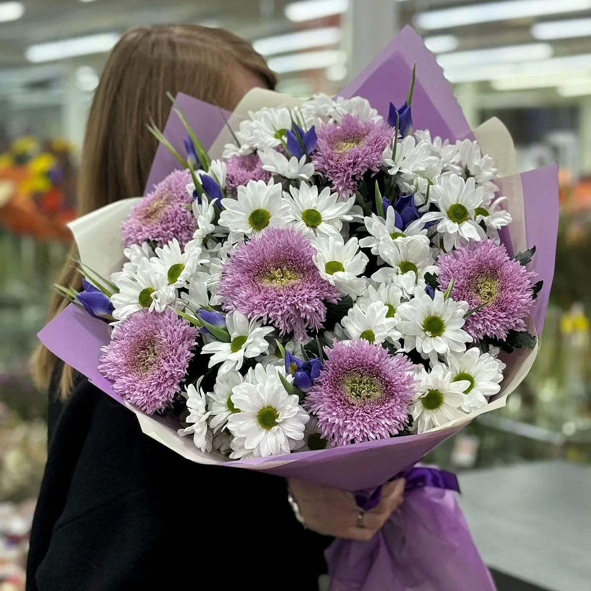 Большой букет из хризантем и ирисов