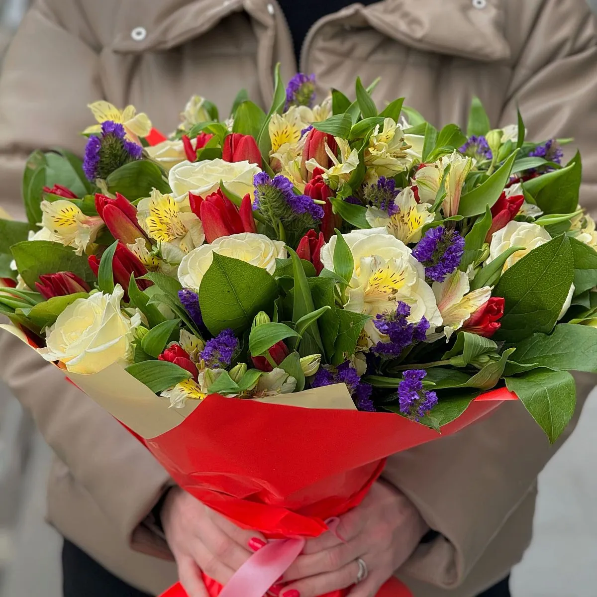 Букет из 10 роз и 21 тюльпана