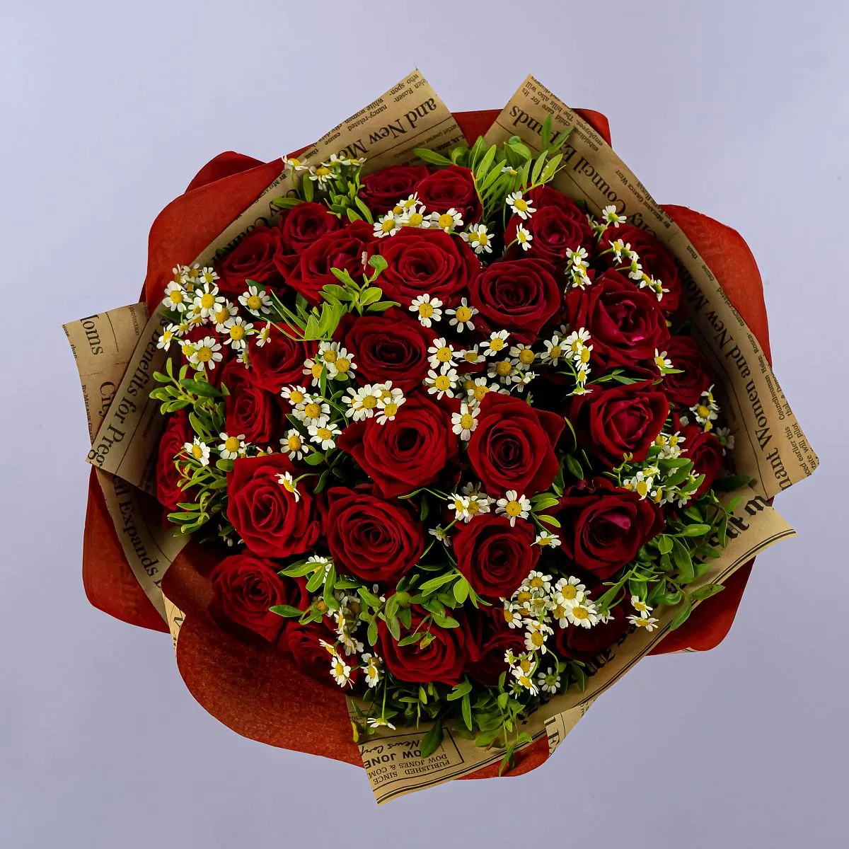 Букет из красных роз и ромашек