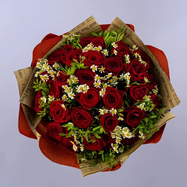 Букет из красных роз и ромашек