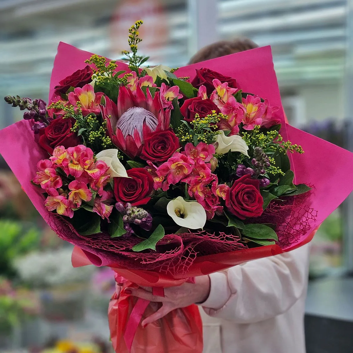 Огромный букет из альстромерии и роз
