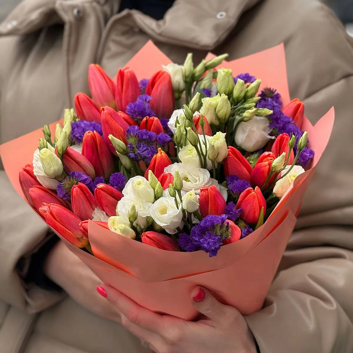 Большой букет из 41 тюльпана и эустом