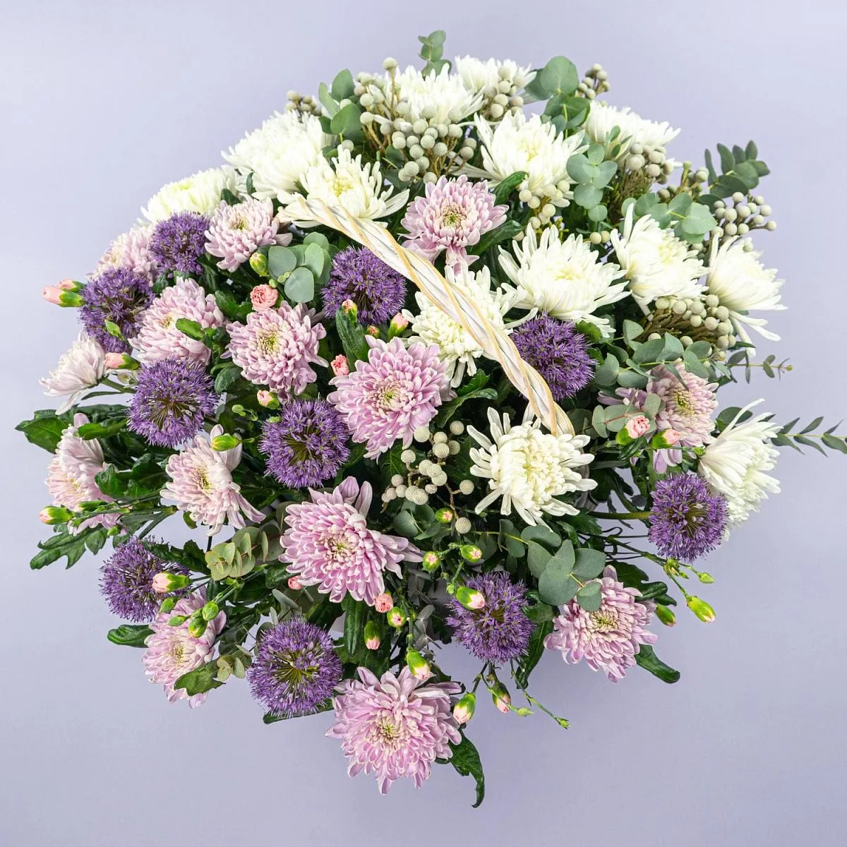 Хризантемы микс и гвоздики в корзине