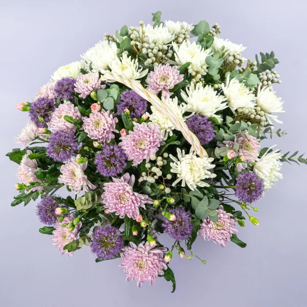 Хризантемы микс и гвоздики в корзине