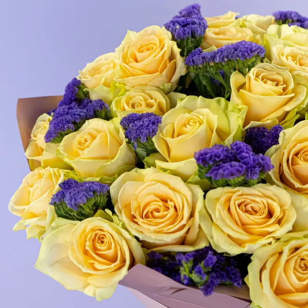 Букет из 31 розы и статицы