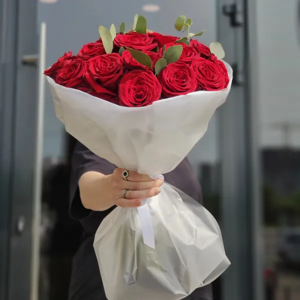 Букет из роз и эвкалипта