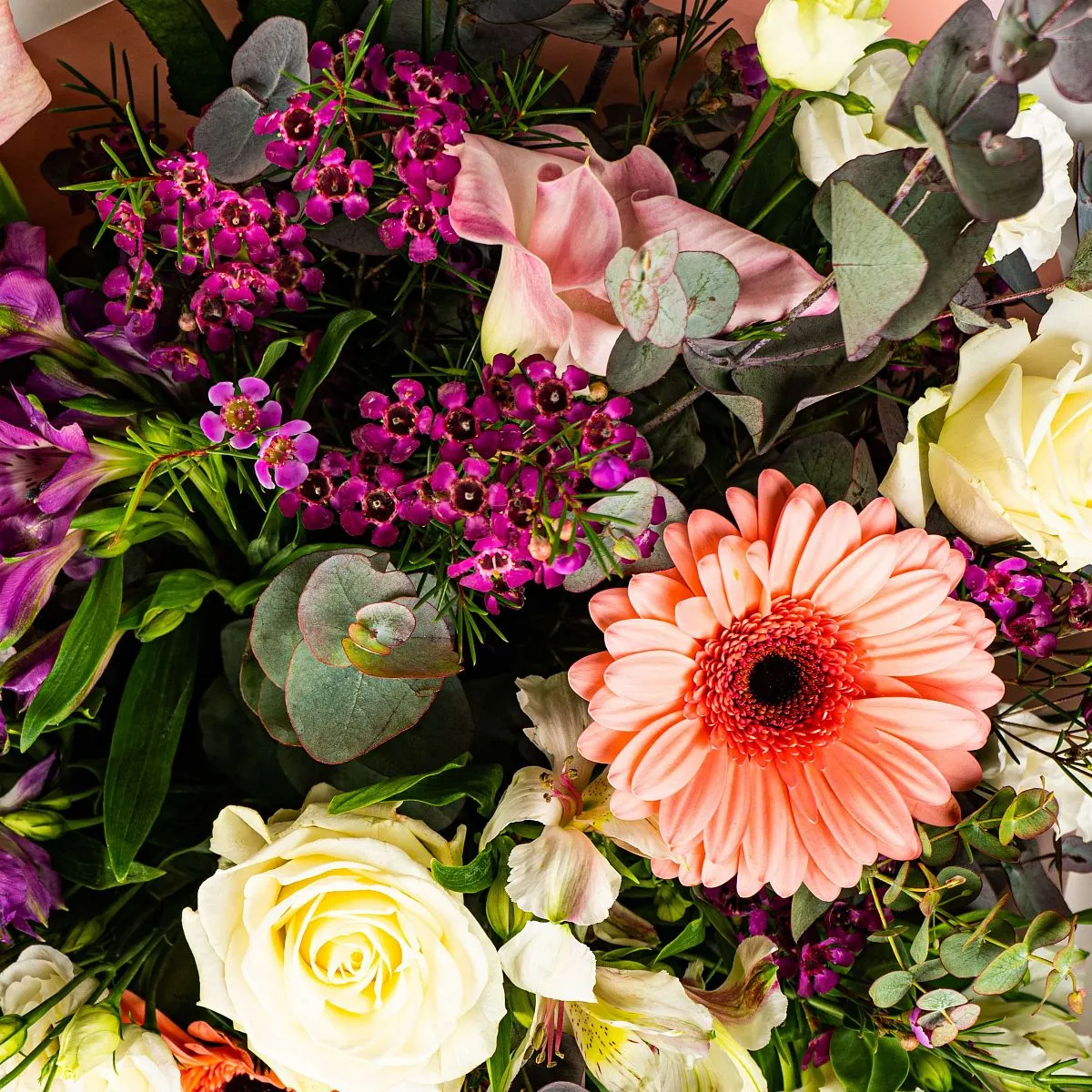 Букет из альстромерий, калл и эустом