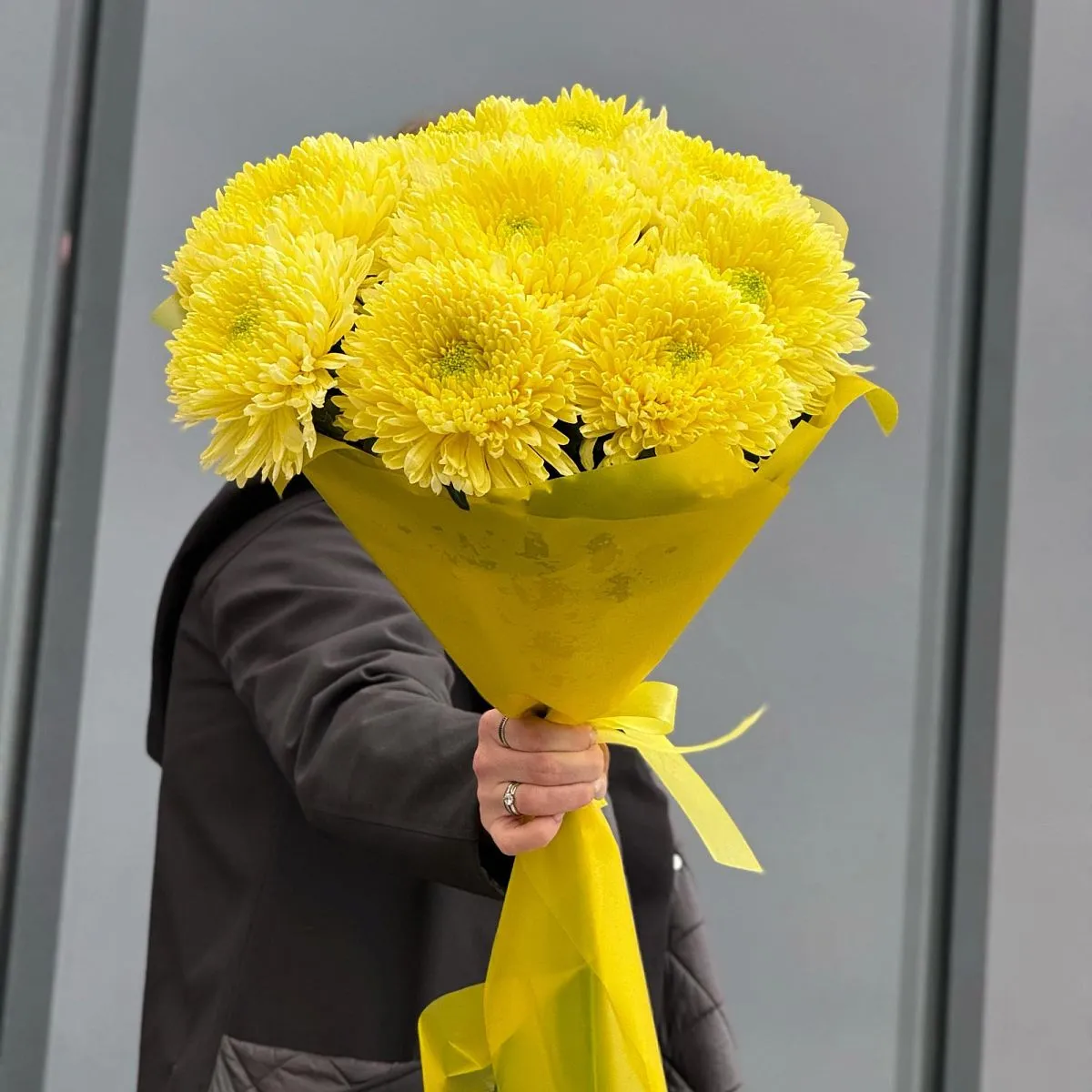 Букет из 9 жёлтых хризантем