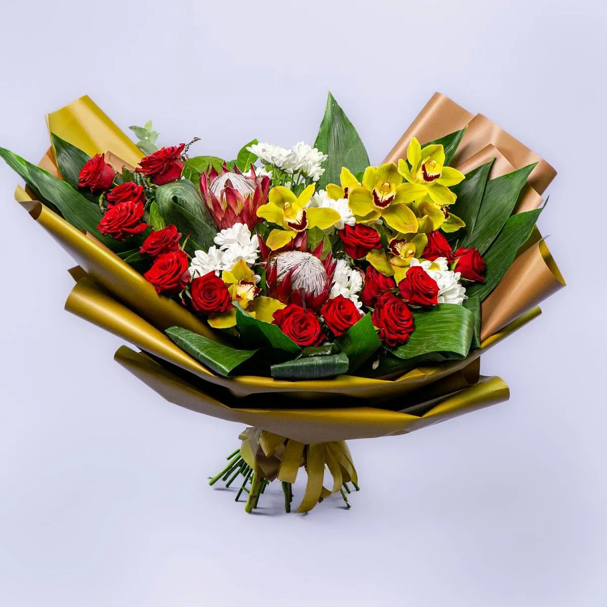 Букет из протей, орхидеи и алых роз