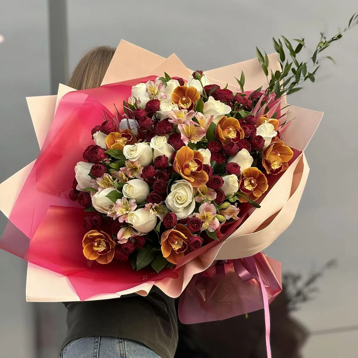 Большой букет из роз, солидаго и протеи