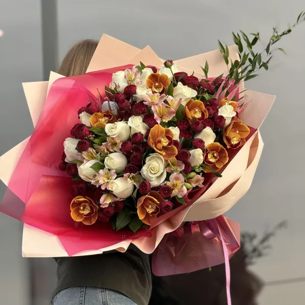 Букет из роз, солидаго и протеи