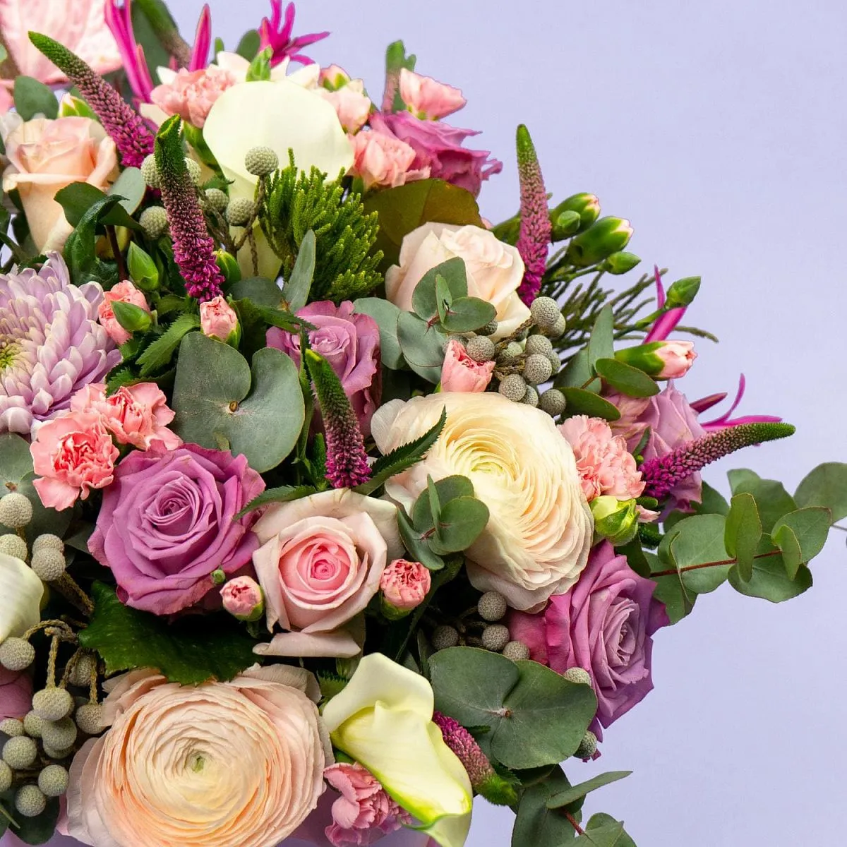 Антуриумы, ранункулюсы и розы в коробке