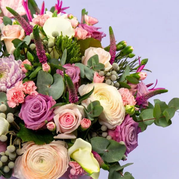 Антуриумы, ранункулюсы и розы в коробке