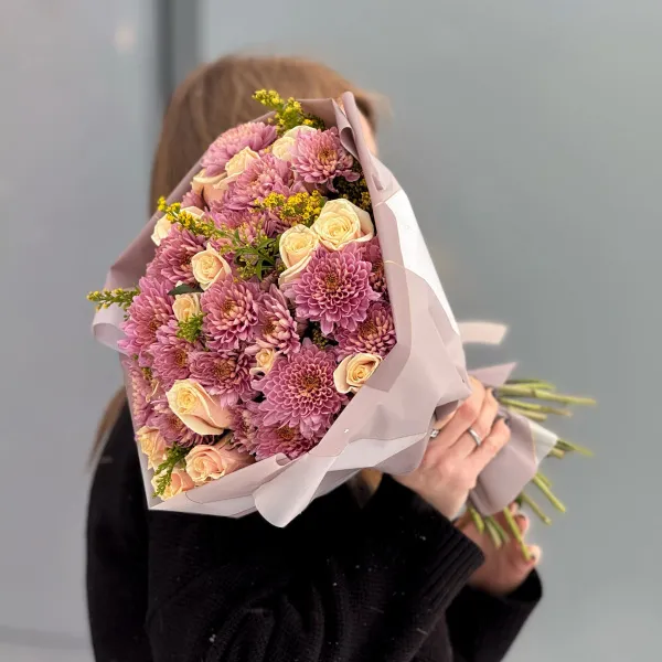 Букет из хризантем, роз и солидаго