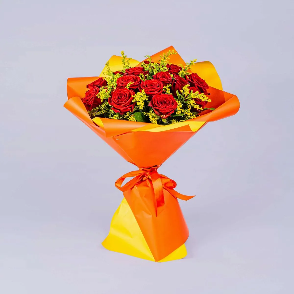 Букет из 25 роз и солидаго