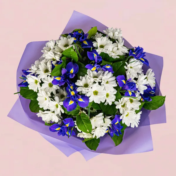 Букет из ирисов и хризантем