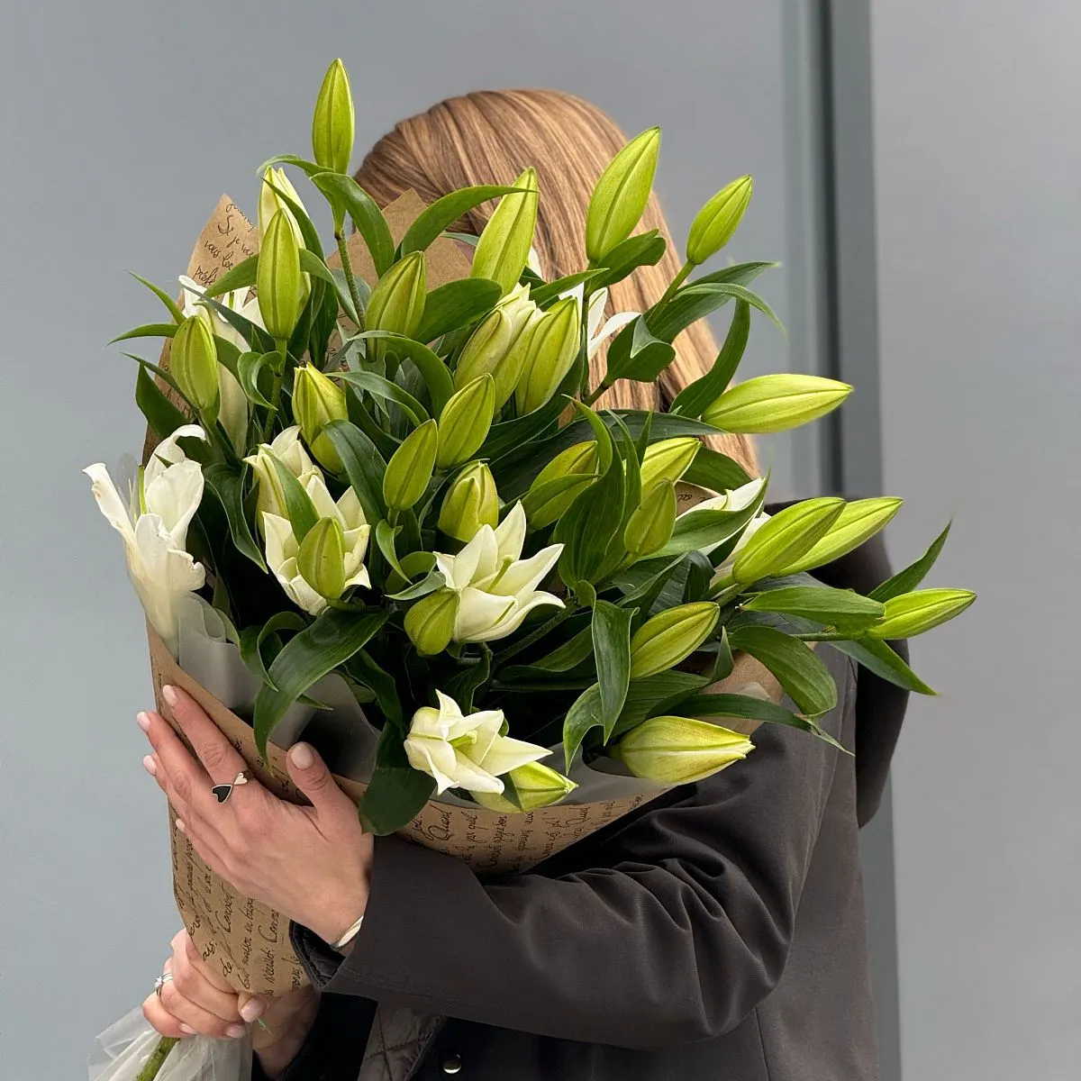 Букет из 7 бело-зелёных лилий