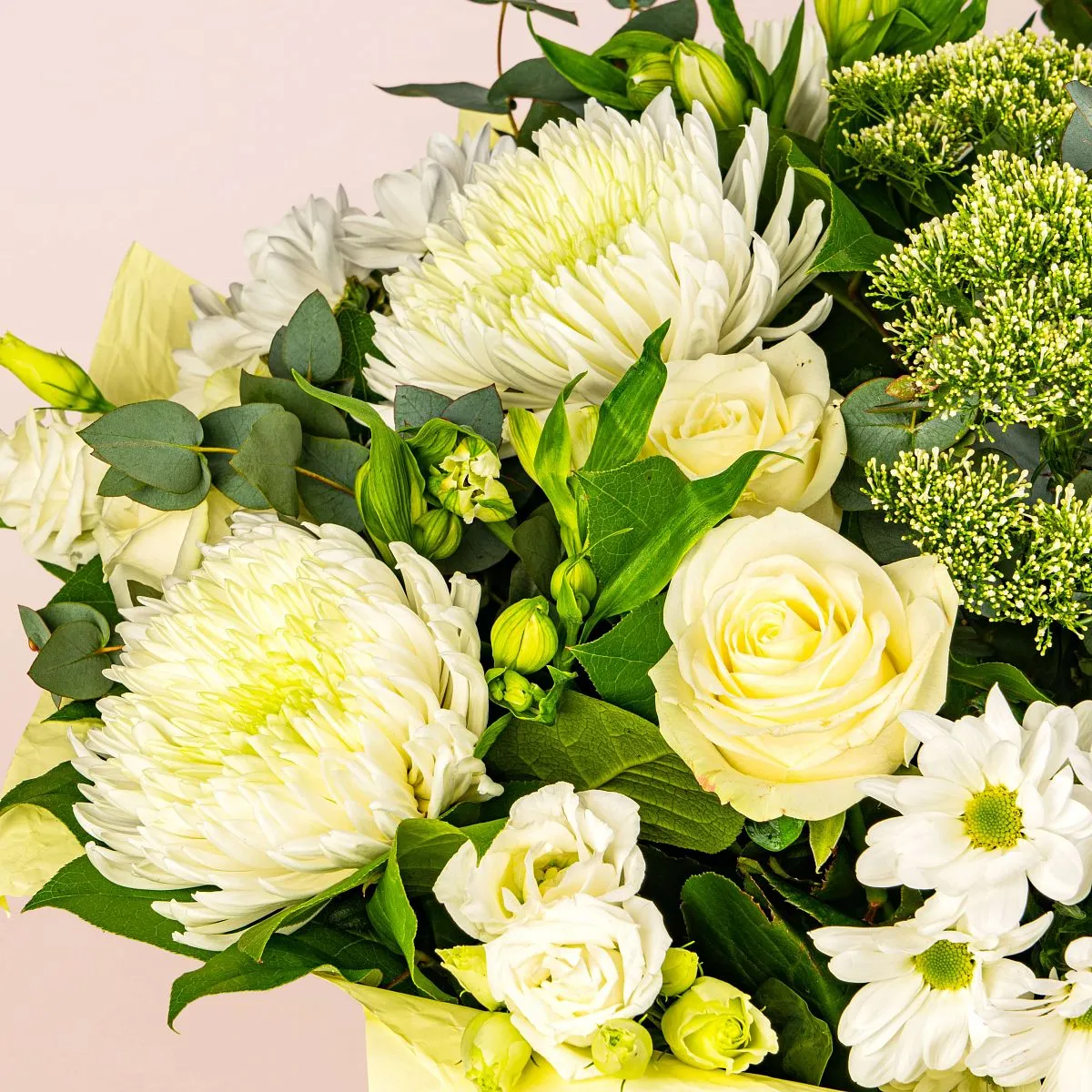 Белые хризантемы микс и розы