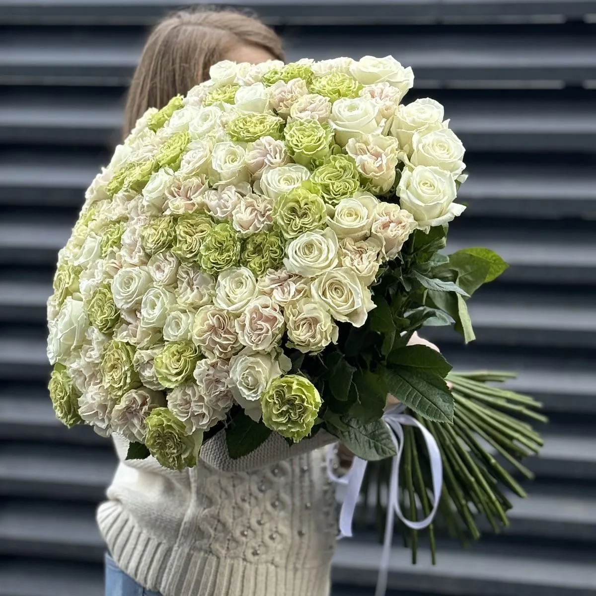 Букет 101 бело-зеленый микс роз эквадор (60см)