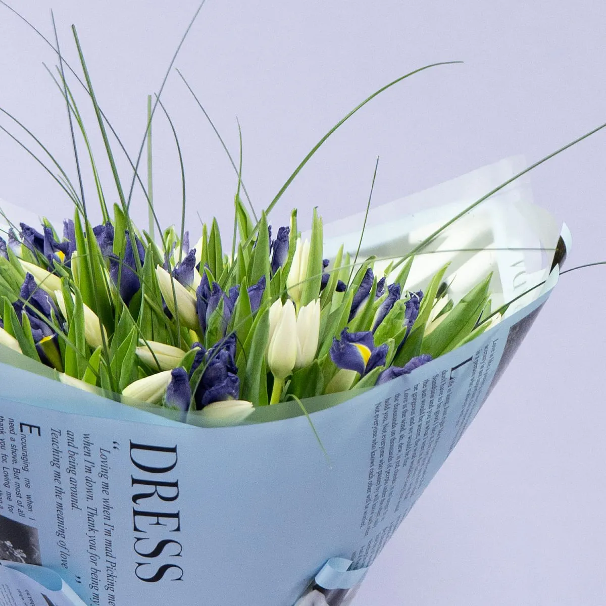 Букет из ирисов и тюльпанов