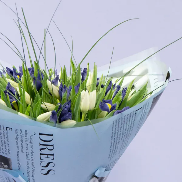 Букет из ирисов и тюльпанов