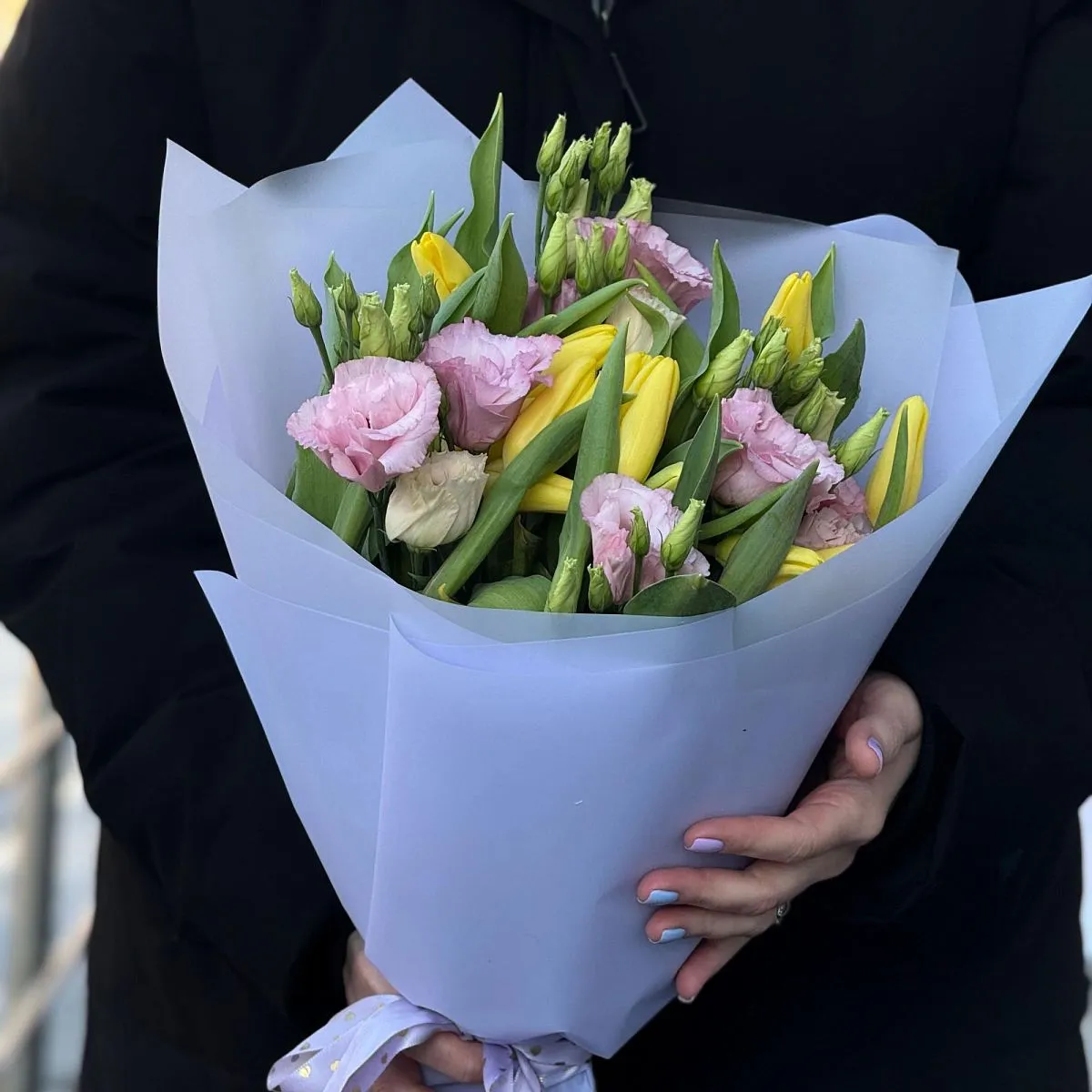 Большой букет из тюльпан и эустомы