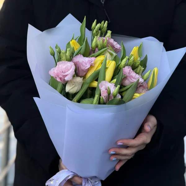 Букет из тюльпанов и эустом