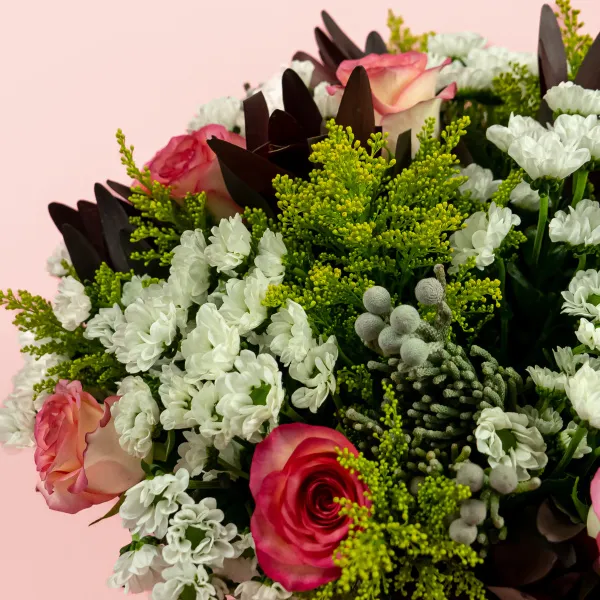 Букет из роз и белых хризантем