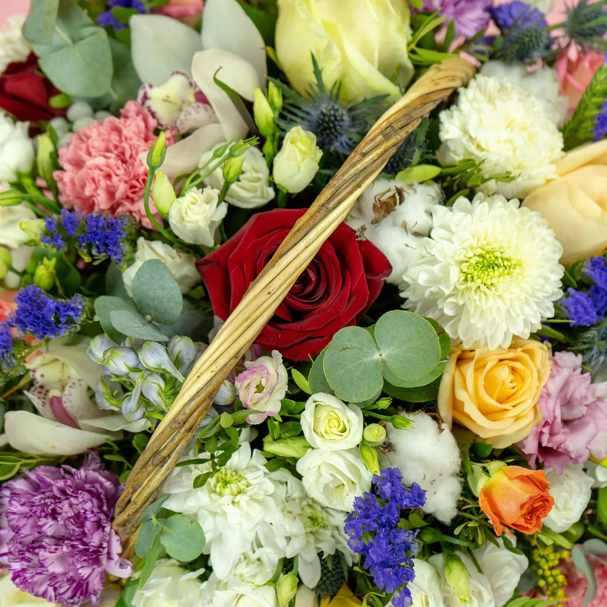 Хризантемы микс и эустом в корзине